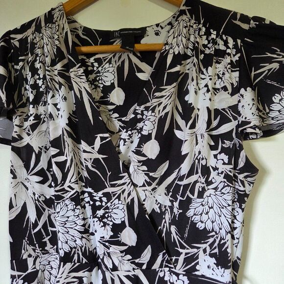 EUC INC INTERNATIONAL CONCEPTS WHITE BLACK FLORAL SURPLICE SLINKY MIDI DRESS M - Picture 11 of 15